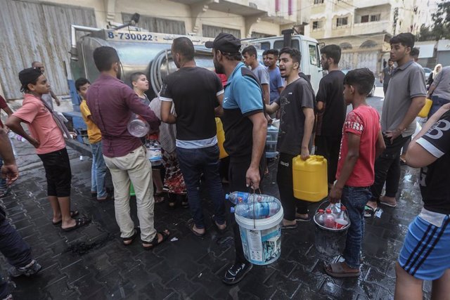 Palestinos de Gaza acuden a por suministros de agua