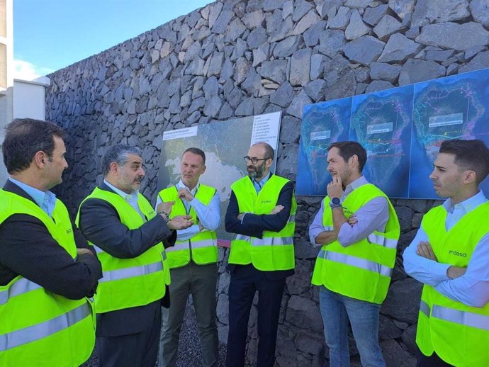 El director general de Endesa en Canarias, Pablo Casado; el responsable de distribución en Canarias, Carlos Lafoz, y el director general de Redes de Endesa, José Manuel Revuelta, presentan el avance de las obras de reconstrucción del anillo eléctrico