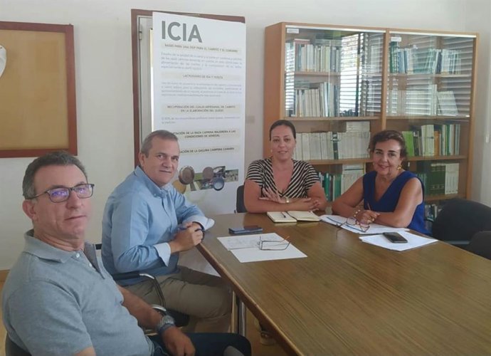 El consejero del Sector Primario del Cabildo de Tenerife, Valentín González, y la directora del ICIA, Janira Gutiérrez, en una reunión de trabajo