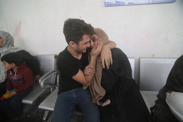 Varios palestinos en un hospital en la Franja de Gaza tras los bombardeos de Israel contra el enclave en respuesta a los ataques ejecutados el 7 de octubre por el Movimiento de Resistencia Islámica (Hamás)