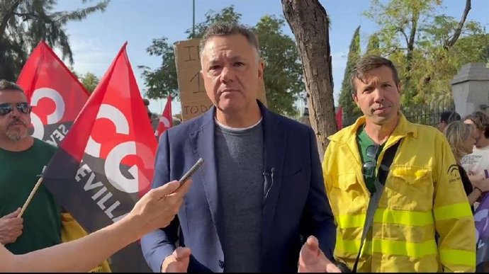 El diputado de Por Andalucía Juan Antonio Delgado apoya una concentración de trabajadores de Amaya e Infoca ante el Parlamento andaluz.