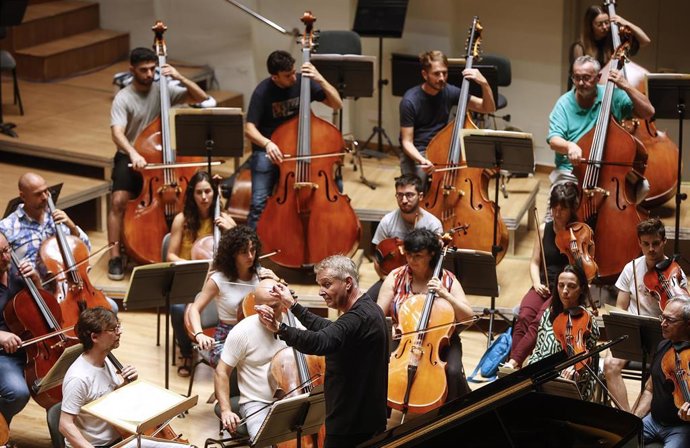 El director musical y artístico de la Orquesta de Valncia, Alexander Liebreich, junto al resto de la orquesta en un ensayo en el Palau de la Música, a 17 de octubre de 2023, en Valncia. 