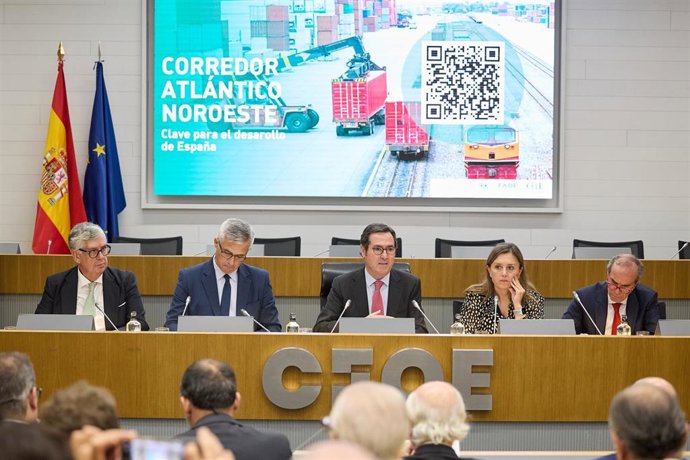 (I-D) El presidente de CEG, Juan Manuel Vieites; el secretario de Estado de Transportes, Movilidad y Agenda Urbana, Francisco David Lucas Parrón; el presidente de la CEOE, Antonio Garamendi; la presidenta de FADE, María Calvo, y el presidente de la Fele