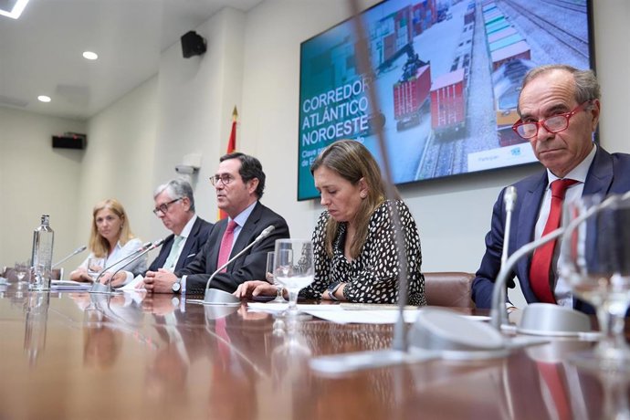 El presidente de CEG, Juan Manuel Vieites (4d); el presidente de la CEOE, Antonio Garamendi (3d); la presidenta de FADE, María Calvo (2d), y el presidente de la Fele, Juan María Vallejo (1d).
