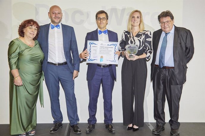 Los directivos de DocuWare, reciben el premio