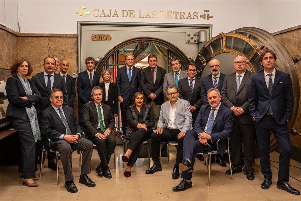 Los directores de las trece periódicos de Grupo Vocento, junto al presidente del mismo, Ignacio Ybarra, y el director del Instituto Cervantes, Luis García Montero.