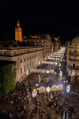 Archivo - Imagen de archivo de la avenida de la Constitución iluminada por Navidad.