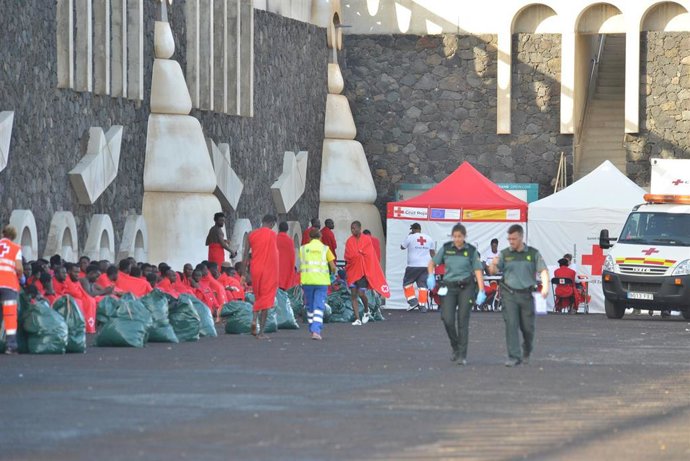 Sanitarios y agentes de la Guardia Civil asisten a los migrantes que han llegado e El Hierro