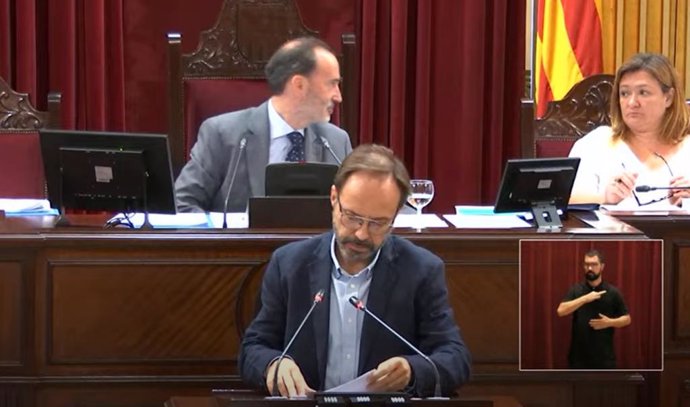 El portavoz de Més per Menorca en el Parlament, Josep Castells, en una intervención en el Parlament.