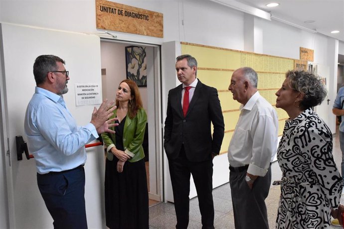 Visita del ministro de Sanidad en funciones, José Miñones, a las instalaciones de Projecte Home en Palma.