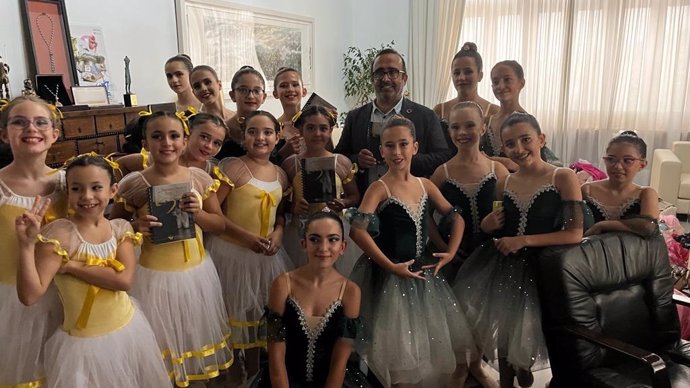 El presidente de la Diputación de Cáceres, Miguel Ángel Morales, con alumnas del Conservatorio Elemental de Danza