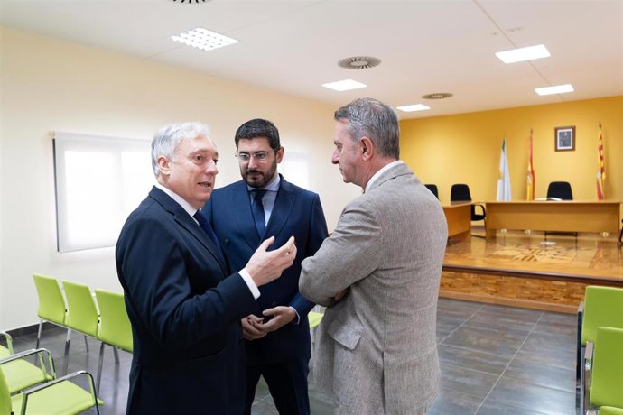El vicepresidente primero del Gobierno de Aragón y consejero de Despoblación, Alejandro Nolasco, el titular de Fomento, Octavio López, y el alcalde de Figueruelas, Luis Bertol.