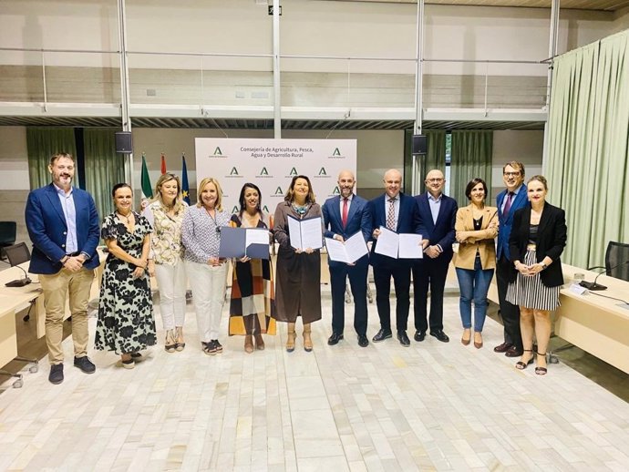 Junta y Landaluz se unen para impulsar el primer clúster agroalimentario de Andalucía