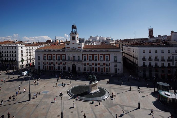 Archivo - La Puerta del Sol, a 13 de septiembre de 2023, en Madrid (España). La estatua de Carlos III ha cambiado su ubicación tras la reforma de la Puerta del Sol. El monumento fue colocado en 1994 en el centro de la plaza, en frente a la Casa de Corre