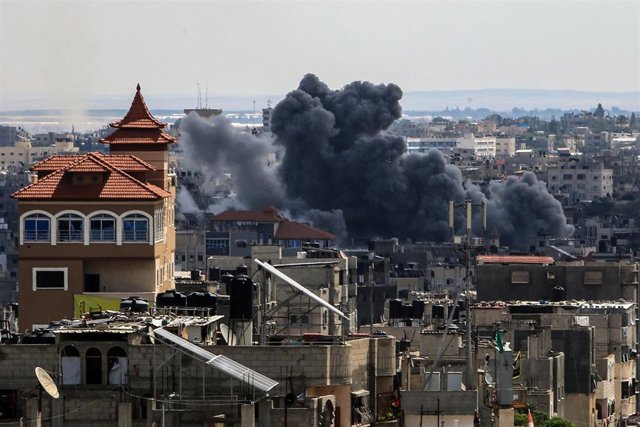 Columna de humo tras un bombardeo en Rafá, en el sur de la Franja de Gaza