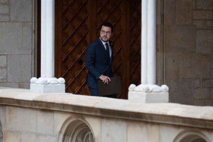 El presidente de la Generalitat, Pere Aragons, a su llegada a una rueda de prensa tras la reunión del Govern para valorar el informe para pactar un referéndum de autodeterminación,en la galería gótica del Palau de la Generalitat, a 16 de octubre de 202