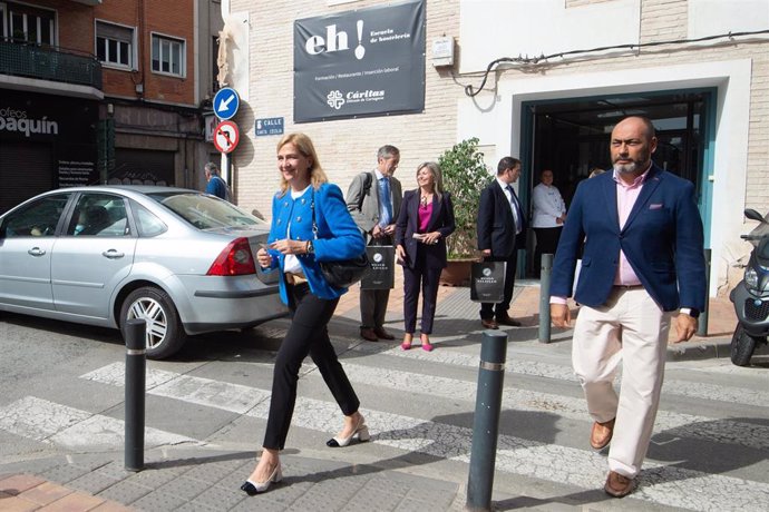 La Infanta Cristina (i) a su salida de la Escuela de Hostelería de Cáritas, a 17 de octubre de 2023, en Murcia, Región de Murcia (España)