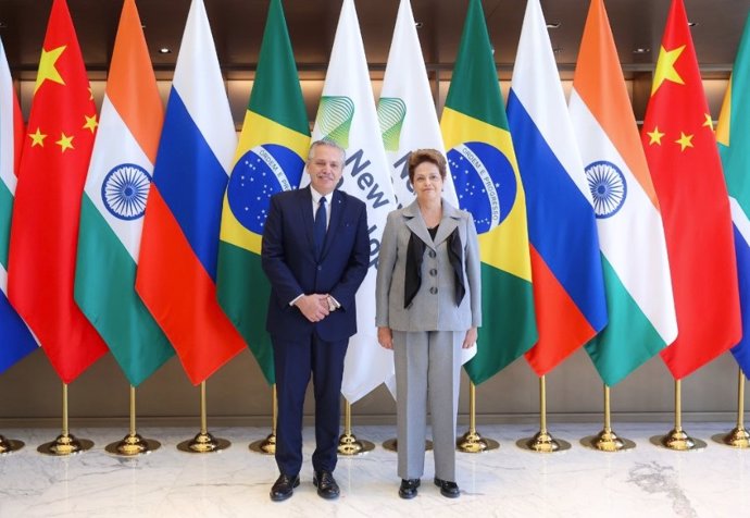 El presidente de Argentina, Alberto Fernández, con la presidenta del Banco de Desarrollo del Brics, Dilma Rousseff