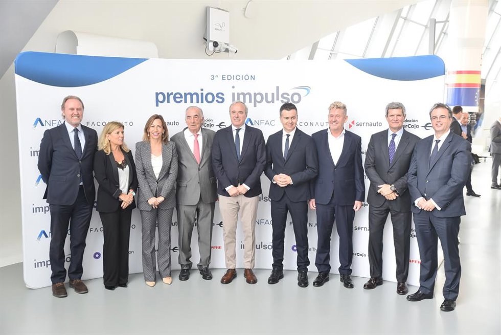 Foto de familia de los asistentes a la inauguración de la Gala de la Movilidad y la Automoción.