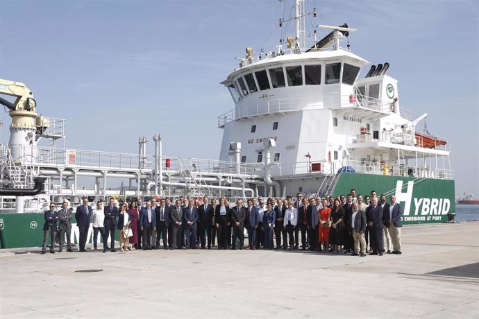 Autoridades con el buque de suministro híbrido 'Bahía Levante' en el Puerto de Algeciras al fondo.