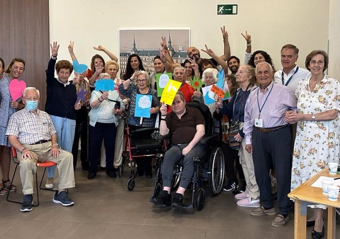 Visita de los empleados de Nationale-Nederlanden a los residentes de una residencia de mayores en Alcobendas durante la novena 'Semana de Valores' de la compañía