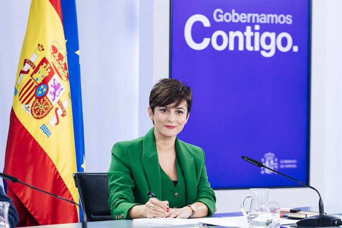 La ministra Portavoz y de Política Territorial en funciones, Isabel Rodríguez, durante una rueda de prensa posterior a la reunión del Consejo de Ministros, en el Palacio de La Moncloa, a 17 de octubre de 2023, en Madrid (España). 