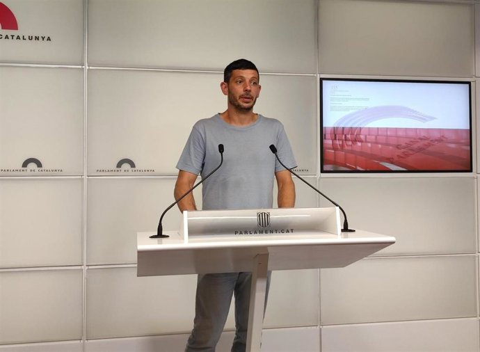 El diputado de la CUP en el Parlament, Xavier Pellicer, en rueda de prensa