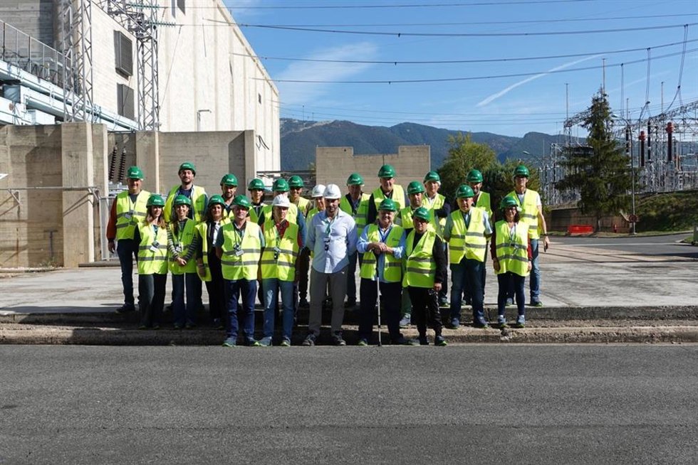 Alcalades de los municipios próximos a Garoña visitan las obras de desmantelamiento de la central.