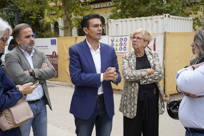 Visita del PSOE al entorno de la Biblioteca del Salón