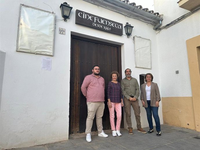 Ediles de Hacemos Córdoba en el Ayuntamiento de la capital ante el cine Fuenseca.
