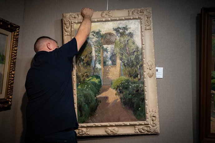 Una persona prepara uno de los cuadros del pintor Joaquín Sorolla que salió a subasta en la sede de Ansorena a principios de octubre