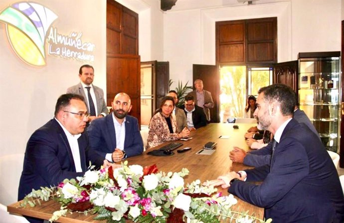 Reunión del Ayuntamiento de Almuñécar con Ramón Fernández-Pacheco, a la derecha en la imagen