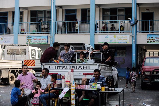 Desplazados palestinos en una escuela de la UNRWA en la Franja de Gaza