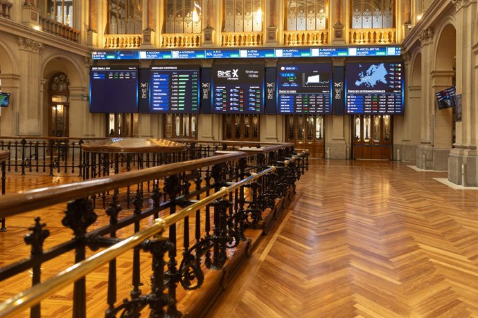 Paneles del Ibex 35 en el Palacio de la Bolsa de Madrid, a 10 de octubre de 2023, en Madrid (España).