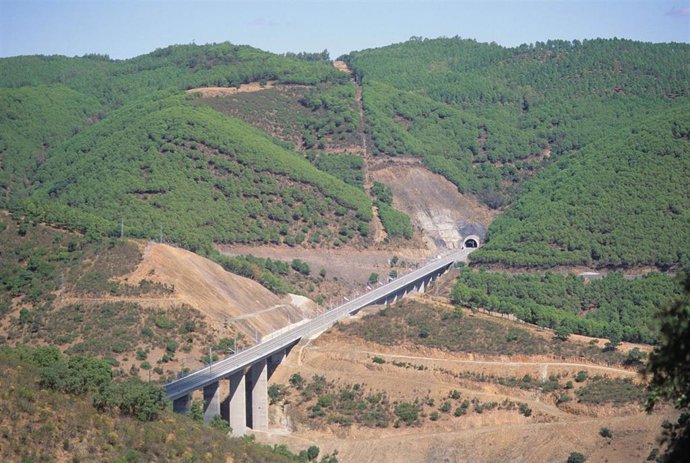 Línea de Alta Velocidad Madrid-Sevilla, viaductos para el tren en el Valle y Martindientes, en Córdoba.