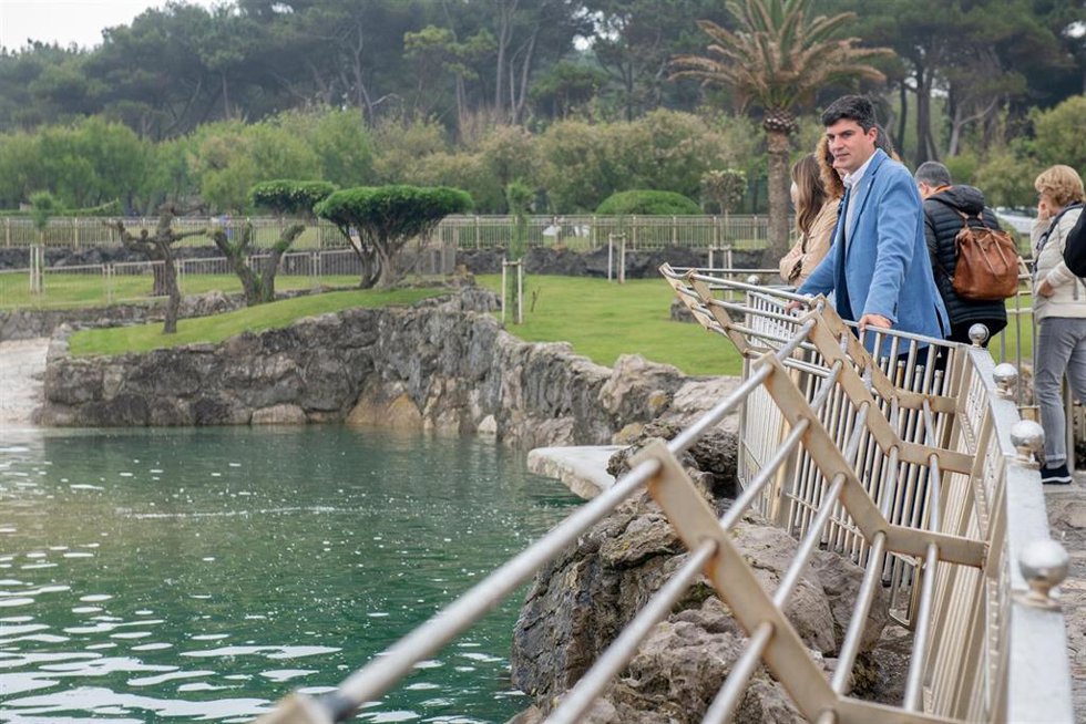 Archivo - El portavoz del PSOE de Santander, Daniel Fernández, en el minizoo de la Magdalena.