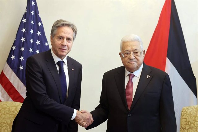 El secretario de Estado de Estados Unidos, Antony Blinken, con el presidente de la Autoridad Palestina, Mahmud Abbas en Jordania