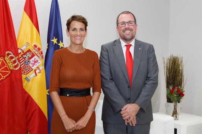 La presidenta de Navarra, María Chivite, junto con el presidente de Renfe, Raül Blanco.