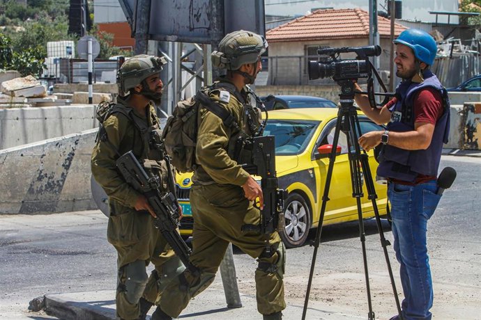 Archivo - Militares israelíes y un periodista en territorio palestino