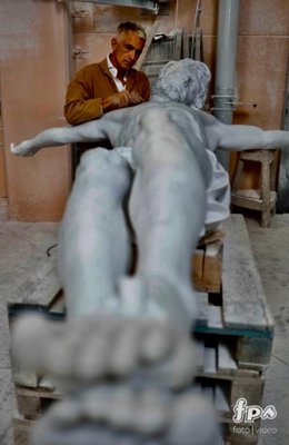 Marco Augusto Dueñas en el taller con el Cristo Conciliador.