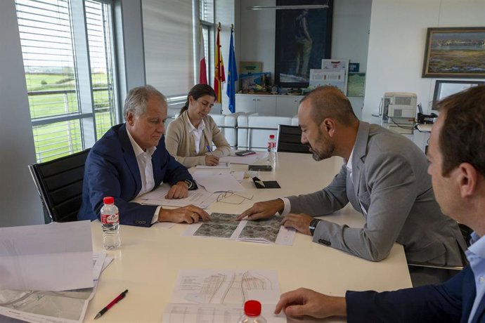 Reunión Entre El Consejero De Industria, Empleo, Innovación Y Comercio, Eduardo Arasti, Y El Alcalde De Torrelavega, Javier López Estrada