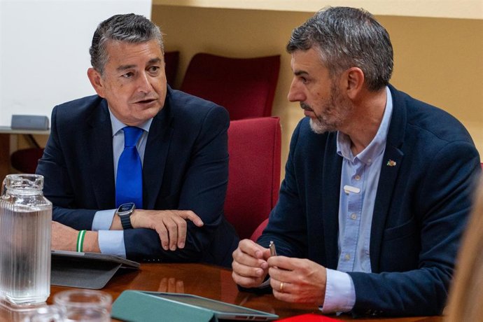 El consejero de la Presidencia, Interior, Antonio Sanz, y el secretario general de UGT-A, Oskar Martín, este martes reunidos en Sevilla en la sede del sindicato.