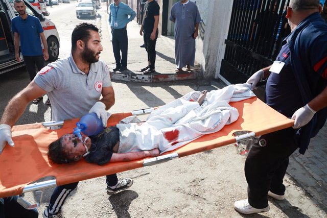 Un niño palestino herido por los bombardeos israelíes es trasladado a un hospital.