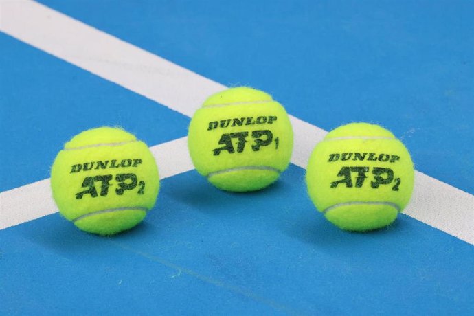 Archivo - Official tennis balls during a tournament.