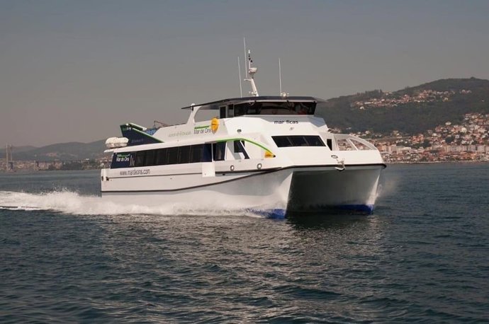 Imagen de uno de los barcos de Mar de Ons.