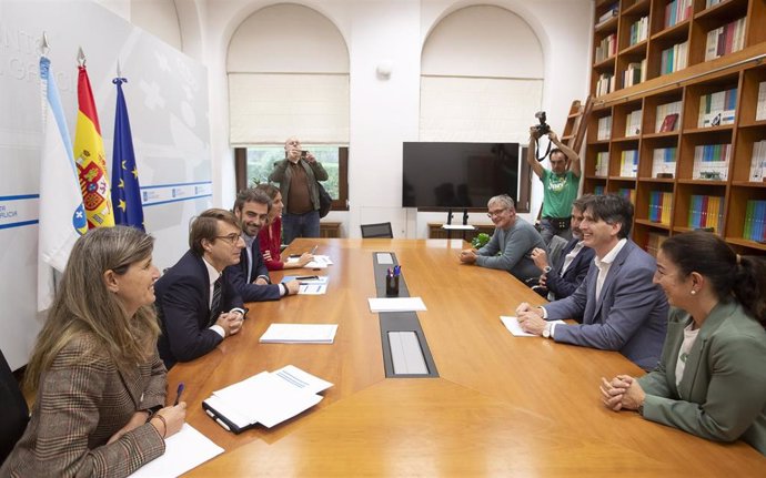 El vicepresidente primeiro e conselleiro de Presidencia, Xustiza e Deportes, Diego Calvo, e o conselleiro de Facenda e Administración Pública, Miguel Corgos, en una reunión con la Federación Galega de Municipios e Provincias (Fegamp)