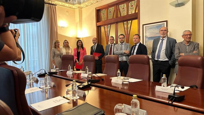 Reunión de las conselleras Ruth Merino, Salomé Pradas y Nuria Montes con el presidente de la Asociación Española de Fabricantes de Azulejos y Pavimentos Cerámicos (Ascer), Vicente Nomdedeu, y el resto de su equipo directivo