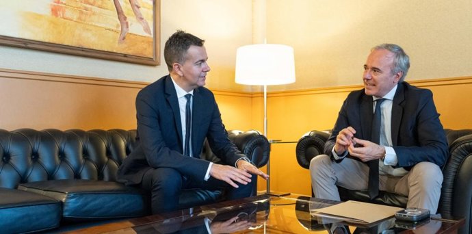 El presidente del Gobierno de Aragón, Jorge Azcón, y el ministro de Industria, Comercio y Turismo en funciones, Héctor Gómez,