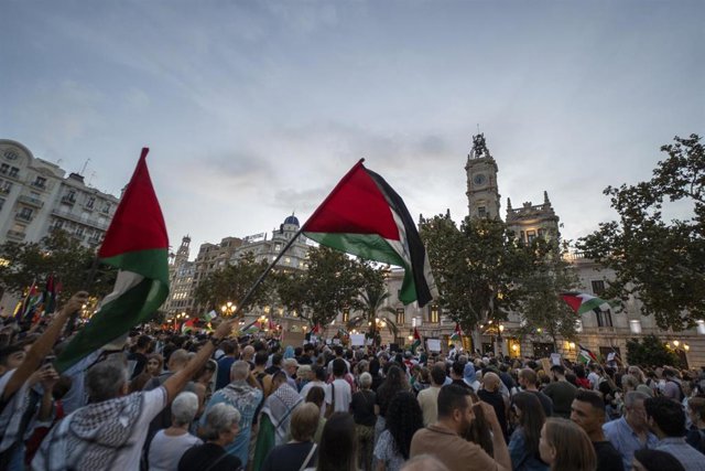 Decenas de personas asisten a la manifestación organizada por BDS País Valenciano, en la Plaza del Ayuntamiento, a 17 de octubre de 2023, en València