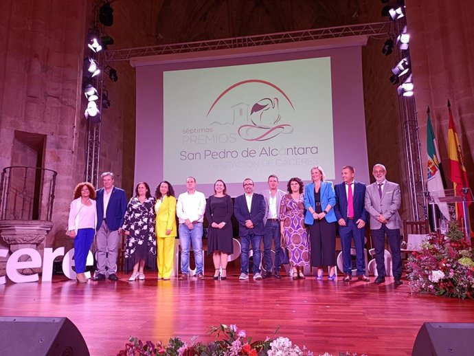 Autoridades y premiados en los VII Premios San Pedro de Alcántara de la Diputación de Cáceres